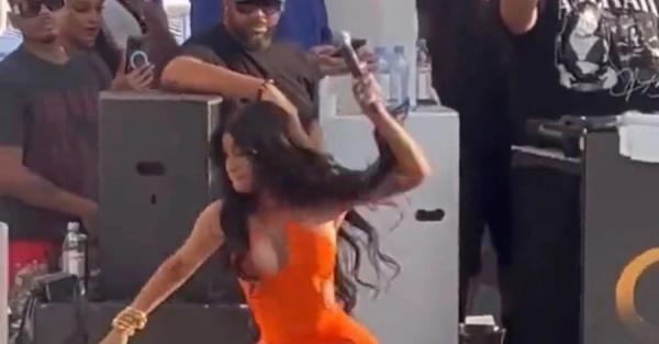 Cardi B "зарядила" у фаната мікрофоном після того, як він кинув у неї напій