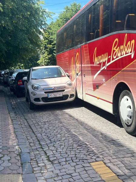  Автобус протаранив припарковану автівку: у центрі Мукачева трапилася ДТП 