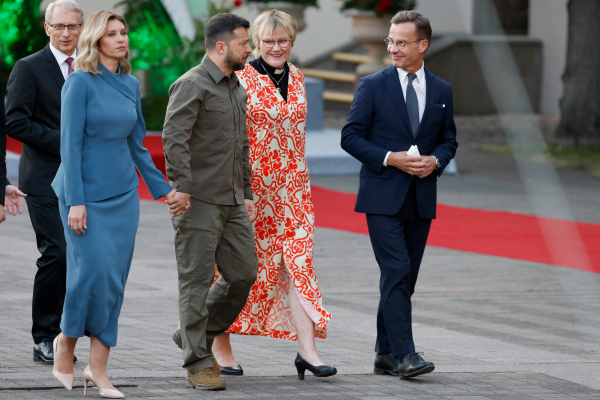 Вечірня мода на саміті НАТО: Олена Зеленська в костюмі Litkovskaya, Бріжит Макрон у сукні Louis Vuitton