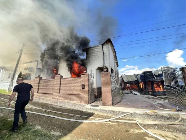  Масштабна пожежа на Закарпатті: вогонь знищив три будинки та автомобілі 