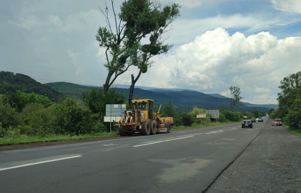 За день до візиту Зеленського на Закарпатті в авральному порядку чистили узбіччя доріг (ФОТО) За день до візиту Зеленського на Закарпатті в авральному порядку чистили узбіччя доріг (ФОТО)