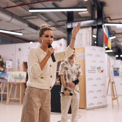 Лобода зустрілася з українськими біженцями у Польщі Лобода зустрілася з українськими біженцями у Польщі