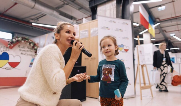 Лобода зустрілася з українськими біженцями у Польщі Лобода зустрілася з українськими біженцями у Польщі