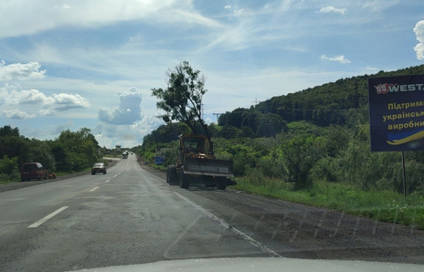 За день до візиту Зеленського на Закарпатті в авральному порядку чистили узбіччя доріг (ФОТО) За день до візиту Зеленського на Закарпатті в авральному порядку чистили узбіччя доріг (ФОТО)