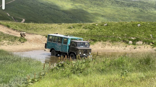 Вершини Карпат перетворюють на суцільні автотраси. Люди б'ють на сполох (ФОТО)