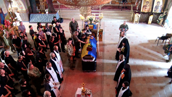  Не стало батька 3-ьох дітей: в Мукачеві попрощалися із полеглим військовим Віталієм Клименком (ВІДЕО) 