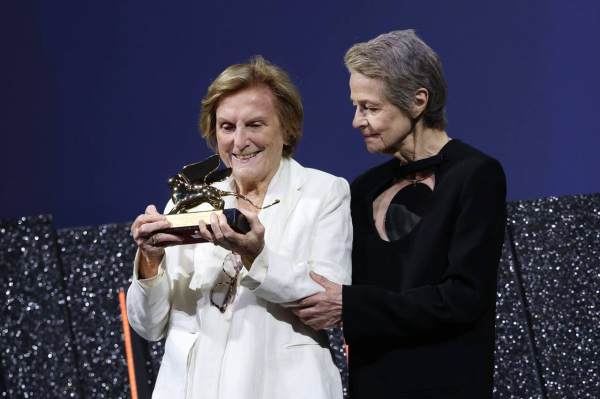 Відкриття Венеційського кінофестивалю: Тоні Гаррн у сукні від Alberta Ferretti, а "дівчина Бонда" Муріно - в Armani Privé