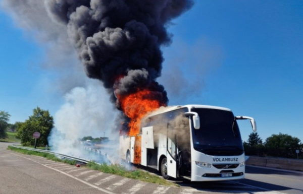 На трасі М3 в Угорщині вщент згорів пасажирський автобус (ФОТО)