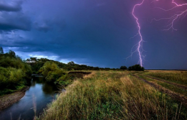 Цієї ночі на Закарпатті прогнозують грози та сильний вітер Цієї ночі на Закарпатті прогнозують грози та сильний вітер