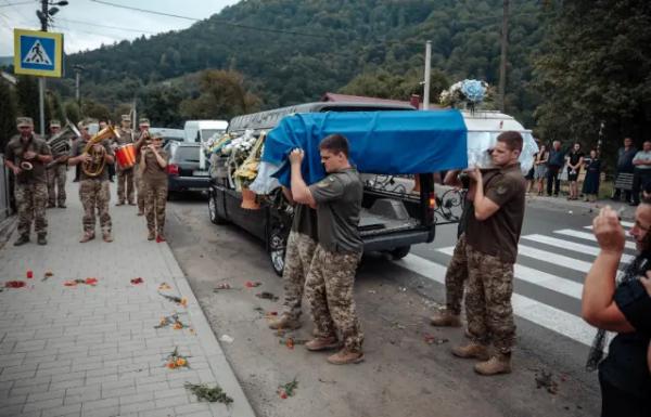  На Хустщині навколішках провела в останню дорогу полеглого Героя Миколу Микуліна 