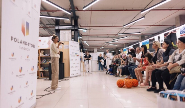 Лобода зустрілася з українськими біженцями у Польщі Лобода зустрілася з українськими біженцями у Польщі