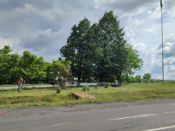 За день до візиту Зеленського на Закарпатті в авральному порядку чистили узбіччя доріг (ФОТО) За день до візиту Зеленського на Закарпатті в авральному порядку чистили узбіччя доріг (ФОТО)