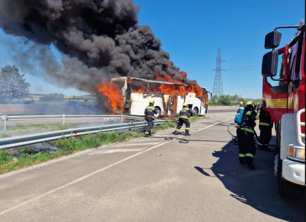 На трасі М3 в Угорщині вщент згорів пасажирський автобус (ФОТО)