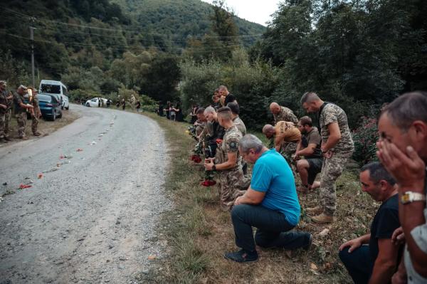  На Хустщині навколішках провела в останню дорогу полеглого Героя Миколу Микуліна 