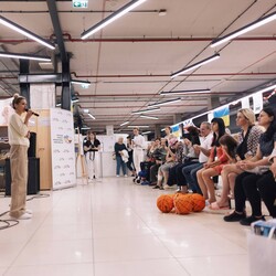 Лобода зустрілася з українськими біженцями у Польщі Лобода зустрілася з українськими біженцями у Польщі