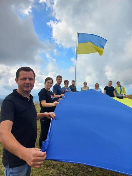  Історичний момент: Керецьківська громада встановила 6-тиметровий флагшток на г. Стій 