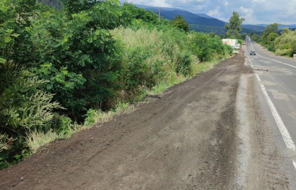За день до візиту Зеленського на Закарпатті в авральному порядку чистили узбіччя доріг (ФОТО) За день до візиту Зеленського на Закарпатті в авральному порядку чистили узбіччя доріг (ФОТО)