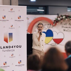 Лобода зустрілася з українськими біженцями у Польщі Лобода зустрілася з українськими біженцями у Польщі