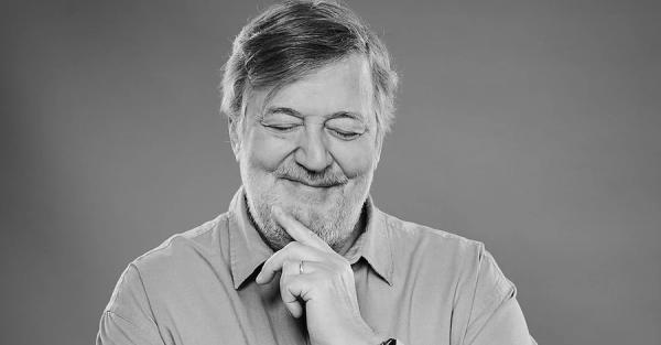 Актор та письменник Стівен Фрай, який вестиме саміт Олени Зеленської, прибув до України Актор та письменник Стівен Фрай, який вестиме саміт Олени Зеленської, прибув до України