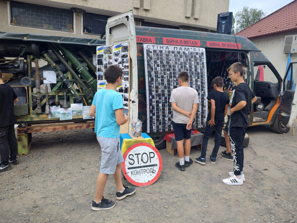 В закарпатське село Білки привезли артефакти з передової (ФОТО)