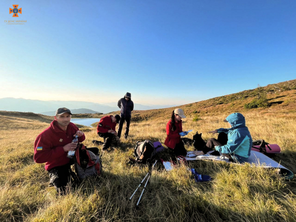 Опекла ногу під час приготування їжі: закарпатські рятувальники допомогли транспортувати туристку з гори Петрос Опекла ногу під час приготування їжі: закарпатські рятувальники допомогли транспортувати туристку з гори Петрос