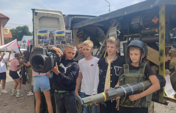 В закарпатське село Білки привезли артефакти з передової (ФОТО)