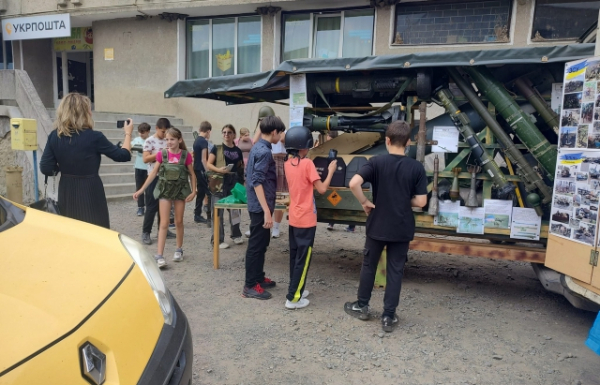 В закарпатське село Білки привезли артефакти з передової (ФОТО)