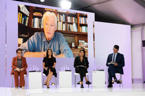 На саміті перших леді та джентльменів виступив Річард Гір - розповів історію про діда, онука і вовків