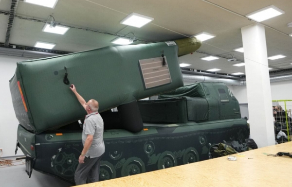 Сотні "знищеної" Росією військової техніки в Україні виявилися муляжами Сотні "знищеної" Росією військової техніки в Україні виявилися муляжами