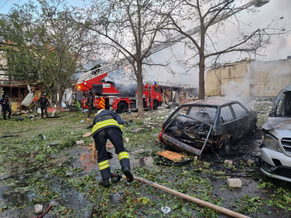 
РФ вдарила ракетами по Черкасах, уламки впали на будівлю в центрі, є поранені — фото 