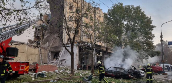 
РФ вдарила ракетами по Черкасах, уламки впали на будівлю в центрі, є поранені — фото 