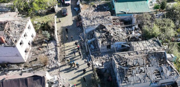 
Дніпро. Ракетний удар РФ припав по Обухівці за містом, з'явилися фото та відео наслідків 