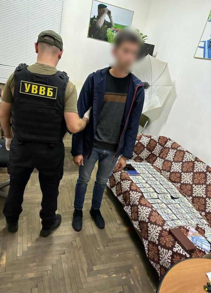  На Закарпатті хлопець пропонував прикордонникам хабар у розмірі 3500 доларів 