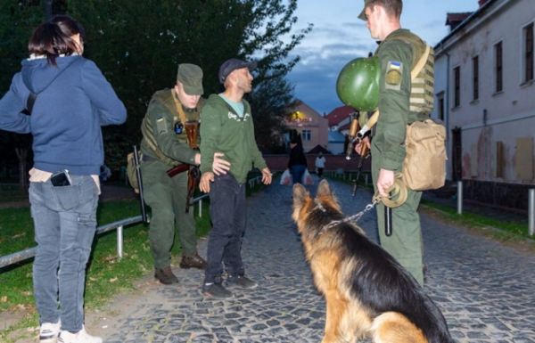 Щодня десятки нацгвардійців патрулюють Мукачево (ВІДЕО) Щодня десятки нацгвардійців патрулюють Мукачево (ВІДЕО)