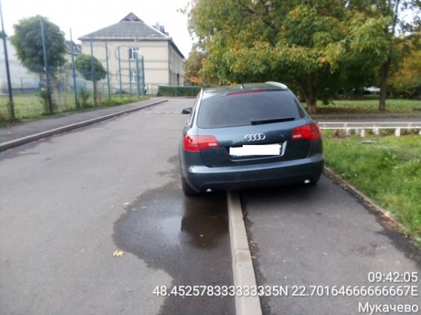 В Мукачеві штрафують водіїв, які паркуються на тротуарах В Мукачеві штрафують водіїв, які паркуються на тротуарах