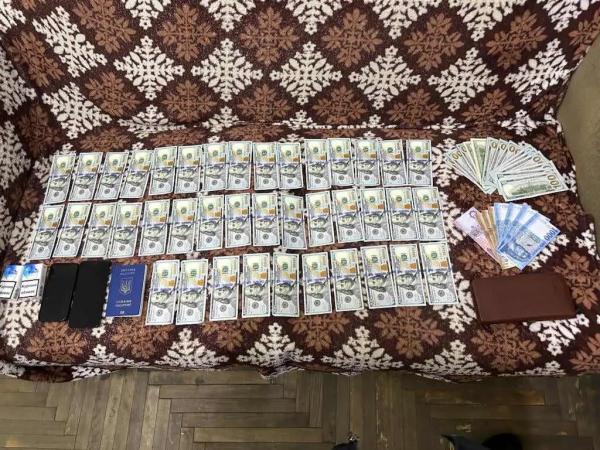  На Закарпатті хлопець пропонував прикордонникам хабар у розмірі 3500 доларів 