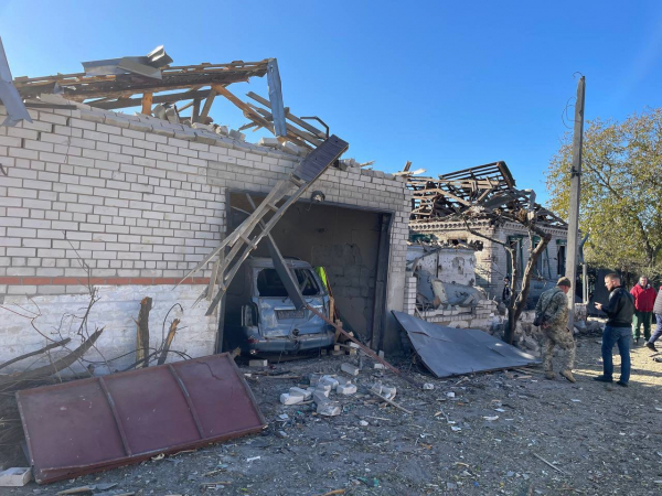 
Дніпро. Ракетний удар РФ припав по Обухівці за містом, з'явилися фото та відео наслідків 