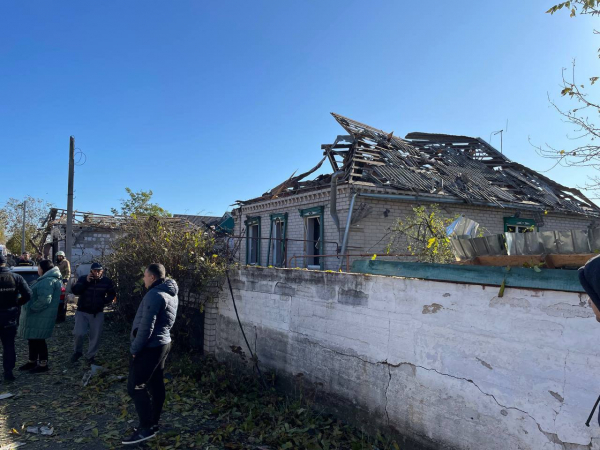 
Дніпро. Ракетний удар РФ припав по Обухівці за містом, з'явилися фото та відео наслідків 