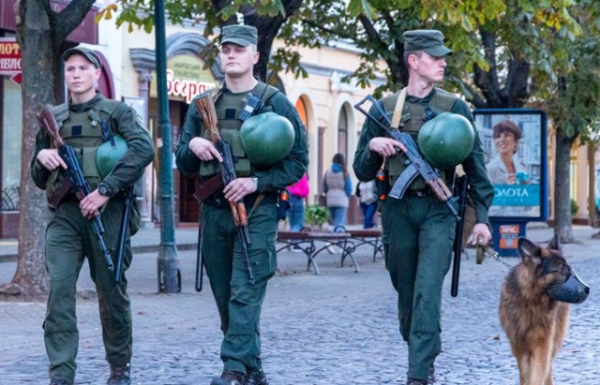 Щодня десятки нацгвардійців патрулюють Мукачево (ВІДЕО) Щодня десятки нацгвардійців патрулюють Мукачево (ВІДЕО)