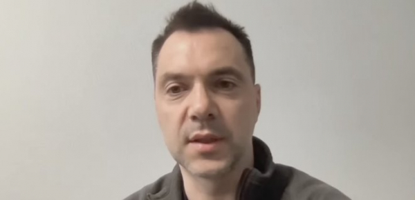 
Слова Арестовича про "придушити" жінок розслідує поліція &ndash; документ, яке покарання 