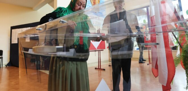 
Вибори в Польщі. Перше місце посідає правляча партія, підраховано понад 99% голосів 