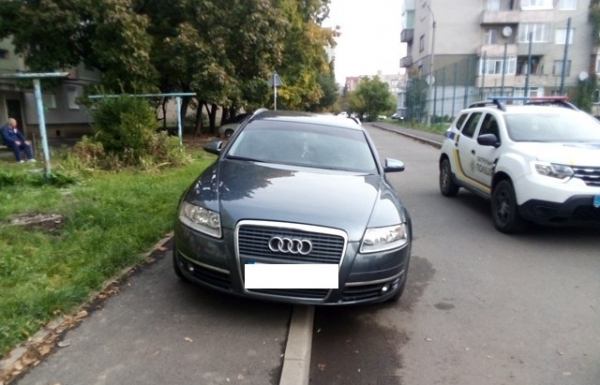 В Мукачеві штрафують водіїв, які паркуються на тротуарах В Мукачеві штрафують водіїв, які паркуються на тротуарах