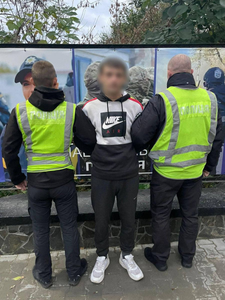 Побили та пограбували перехожого: в Ужгороді затримали двох порушників Побили та пограбували перехожого: в Ужгороді затримали двох порушників