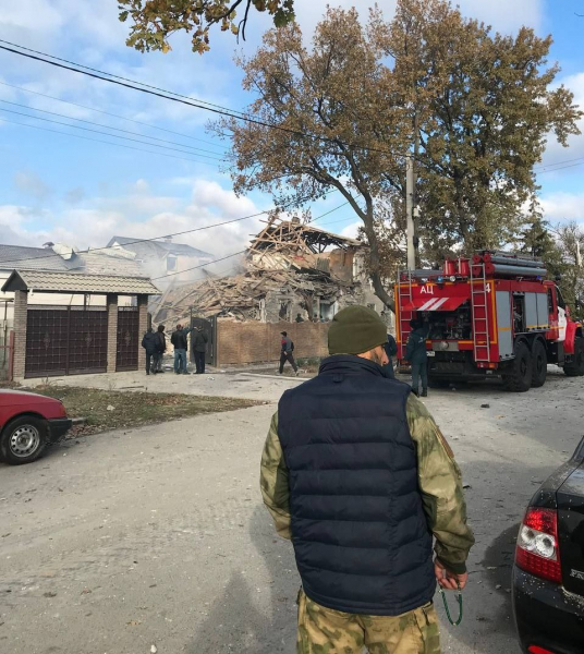
Вибухи у Скадовську. Ракетним ударом знищено будинок з "важливими дядьками" з Росії — фото 