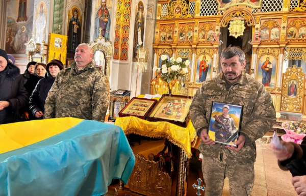 В Мукачеві попрощалися із захисником Іваном Савельєвим