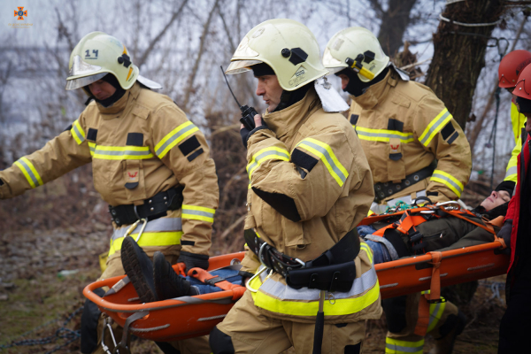 На Закарпатті рятувальники провели масштабні тренування (ФОТО) На Закарпатті рятувальники провели масштабні тренування (ФОТО)