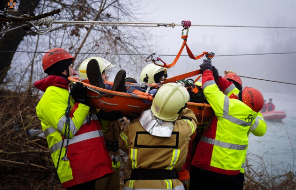 На Закарпатті рятувальники провели масштабні тренування (ФОТО) На Закарпатті рятувальники провели масштабні тренування (ФОТО)