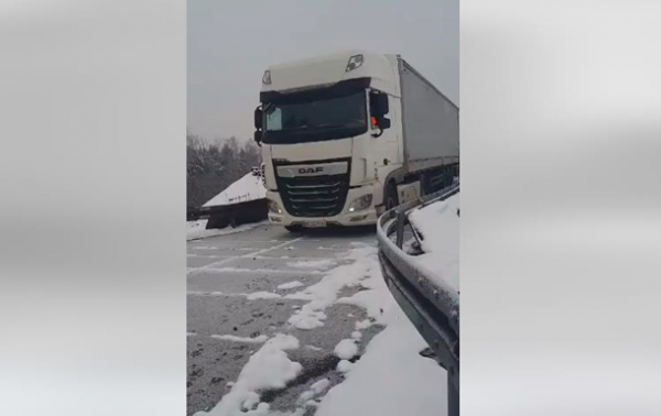 Партія вантажівок залізницею прибула до Польщі Партія вантажівок залізницею прибула до Польщі