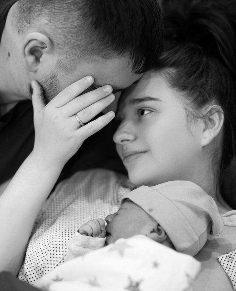 Виконавиця хіта "Танцюю гопака" Юлія Лущинська вперше стала мамою