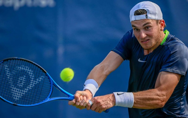 На Aus Open тенісиста знудило прямо на корті На Aus Open тенісиста знудило прямо на корті